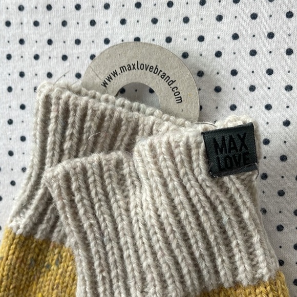 MAXLOVE brand the Lucy multicolored mittens In women’s size small - Picture 5 of 5
